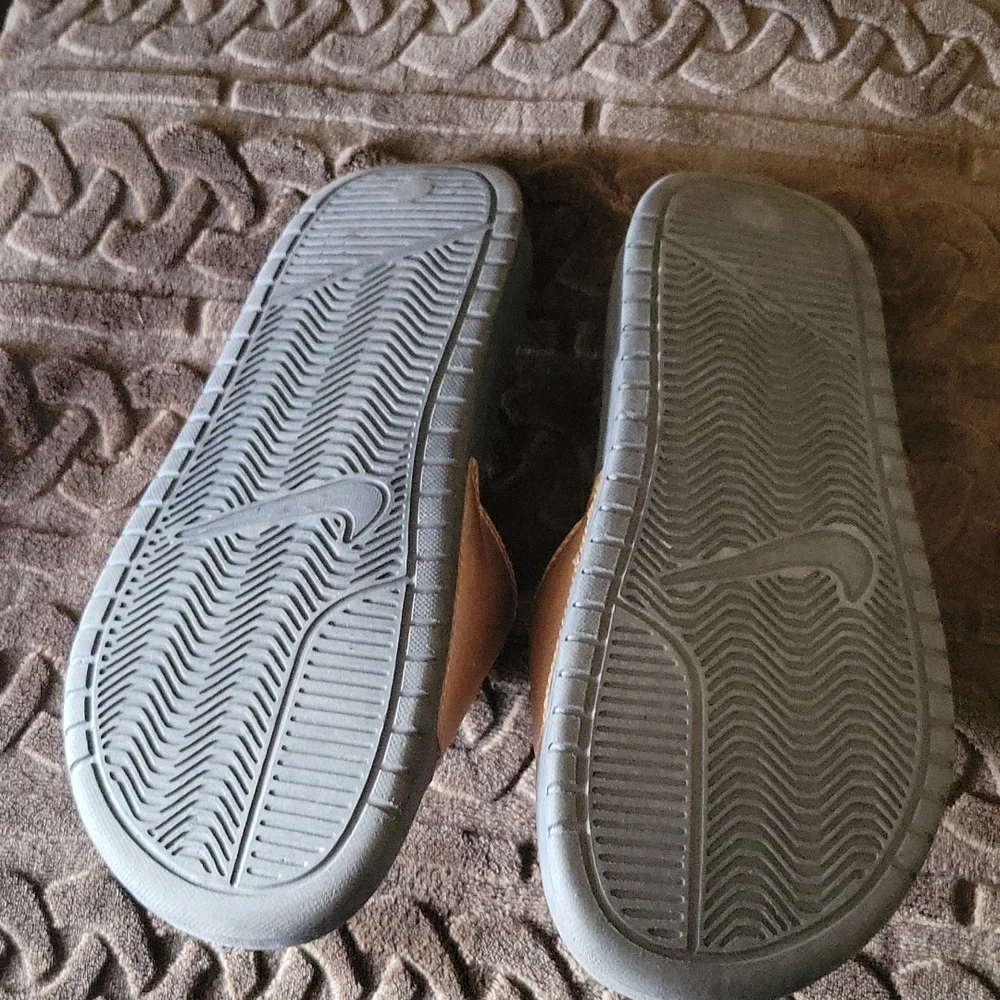 Nike slides size 6 gold - Picture 3 of 4